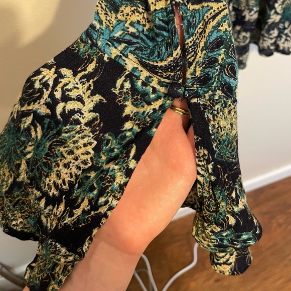 Free People Lady Luck Printed Tunic Blouse Size Medium Open Back Buttons Flare - Picture 6 of 13